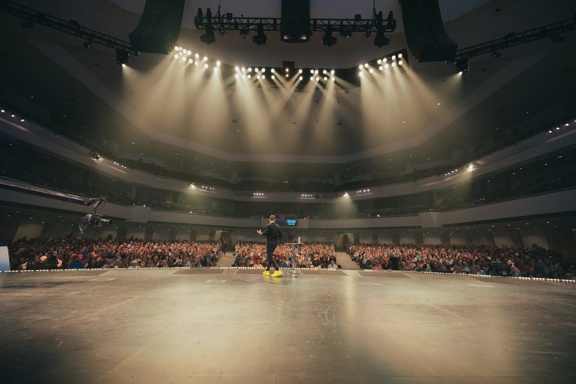 Buck Wise on stage - yellow shoes